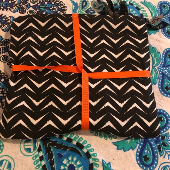 🌈 10 for $20! Black and white pouches. - Picture 4 of 5